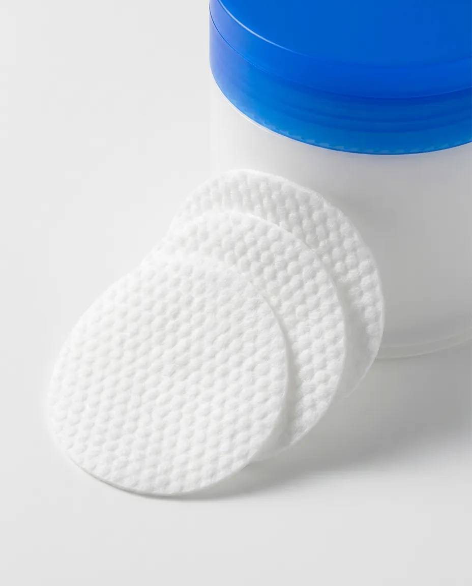 ثلاث pad بيضاء textured مفرودة في لقطة ماكرو
