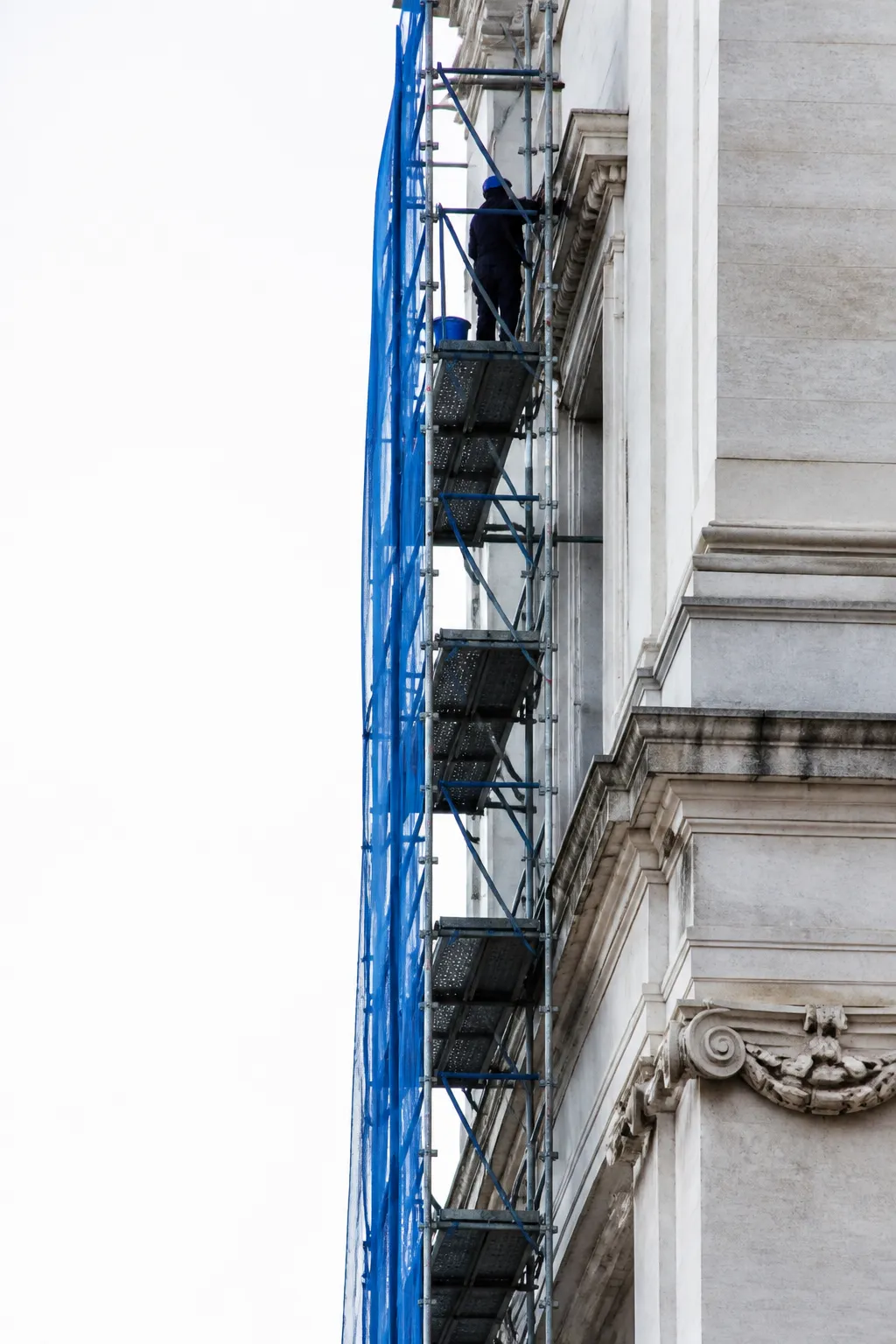Détail d’une façade en cours de réhabilitation avec échafaudage