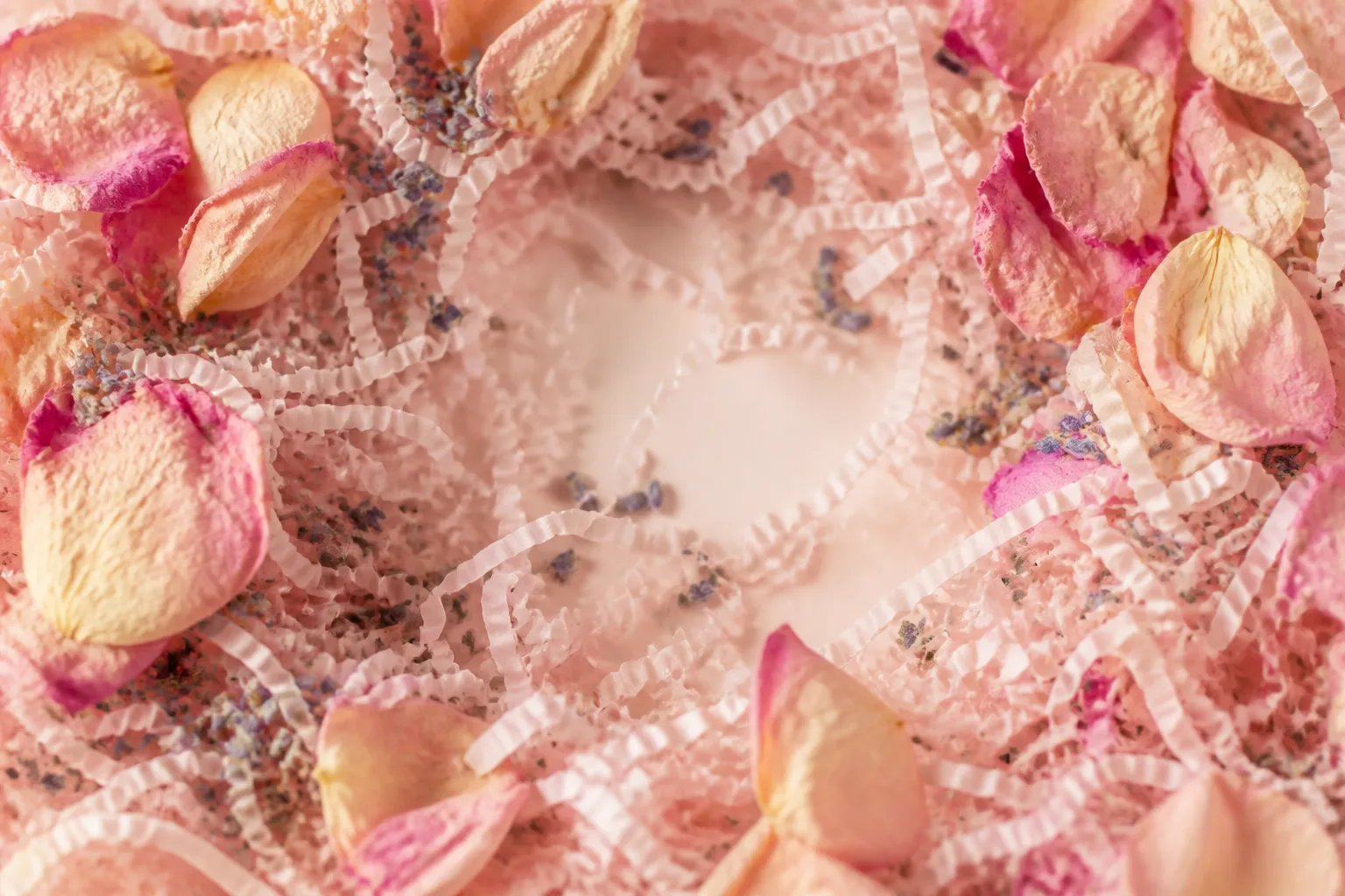 Détail du papier de soie rose plissé