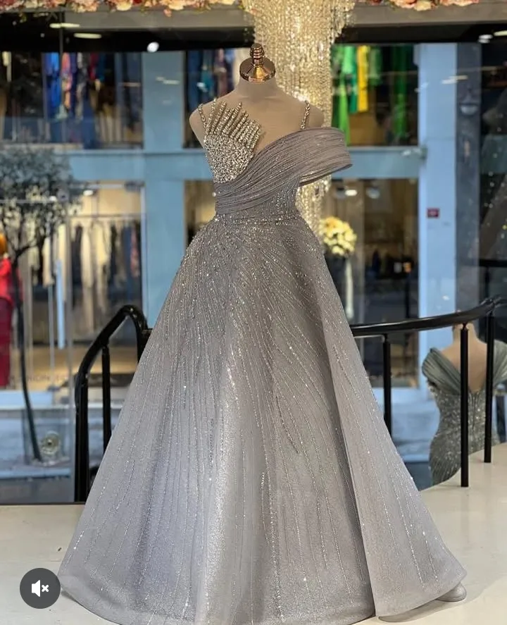Robe de soirée princesse gris à cristaux en vitrine