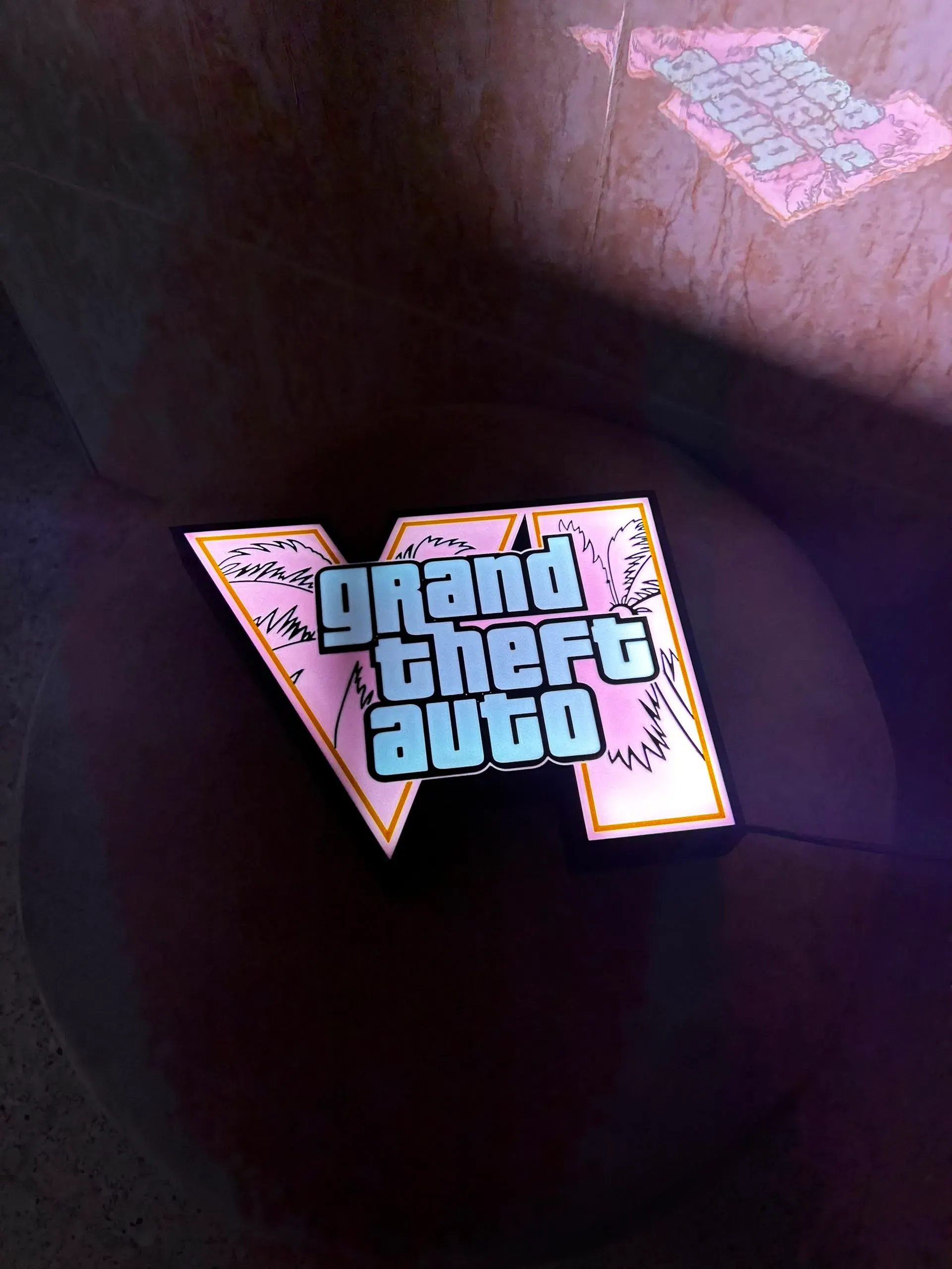 GTA VI Lightbox في مشهد حائط